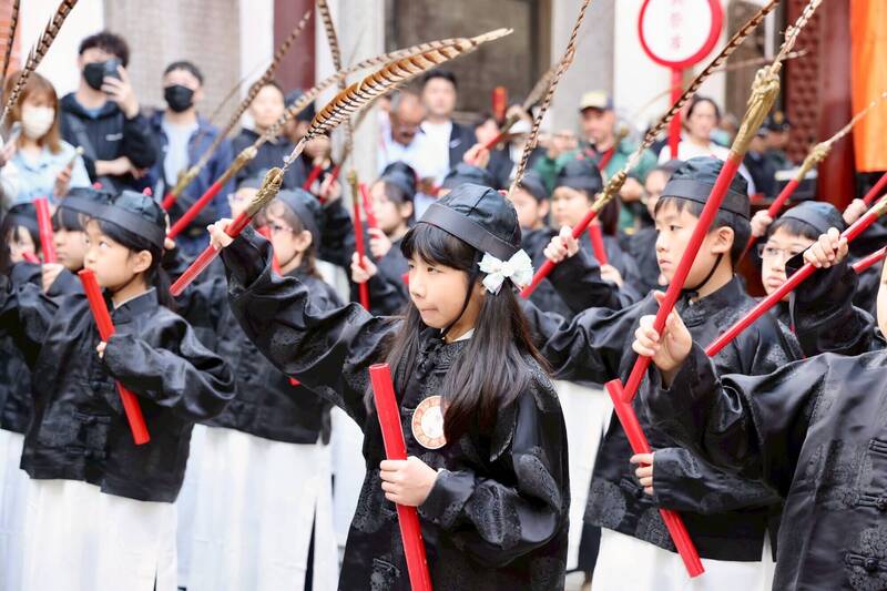 台南春祭武聖大典 學童搶拔智慧毛祈求智慧