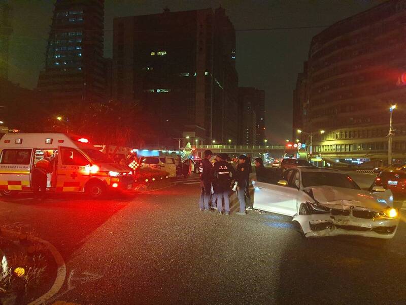 凌晨開車上路闖紅燈 撞上計程車5人送醫