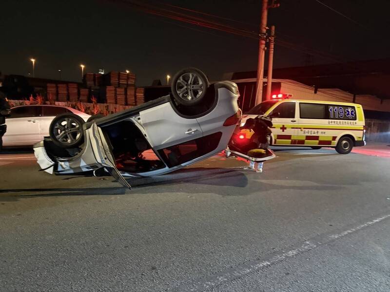 回家最後一哩路出事了!台中24歲男恍神自撞「烏龜翻」