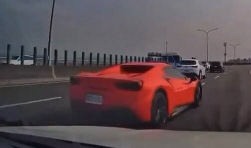 千萬超跑變陀螺!台74線法拉利失控自撞 甩尾180度網驚:帥度歸零