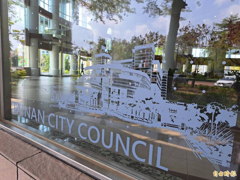 南市議會換裝「友善鳥類防撞窗貼」 鳥會理事長打100分