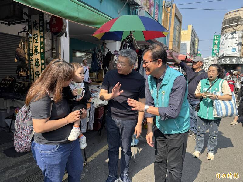 蔡其昌陪市議員王立任清水市場掃街拜票 拜託鄉親顧電話留住好議員