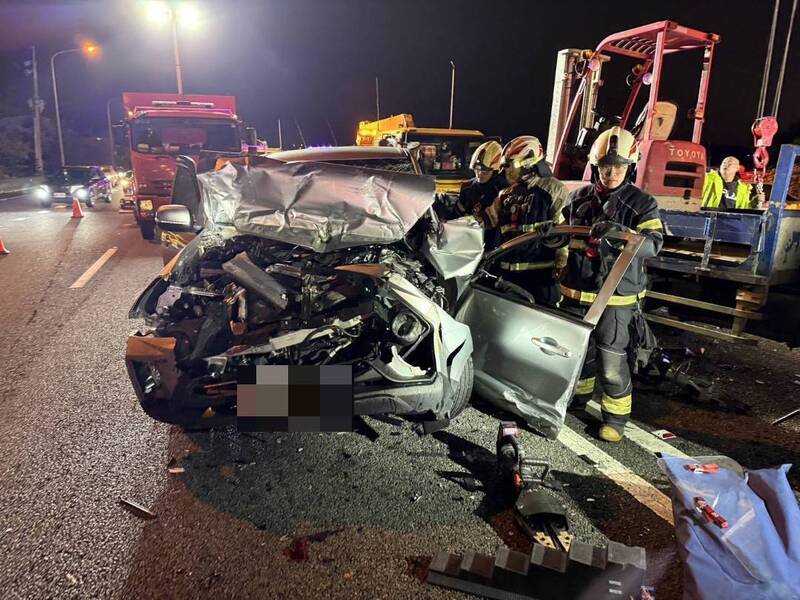 國道深夜5車連環撞!車體變形釀2傷 其中1駕駛受困驚險救出