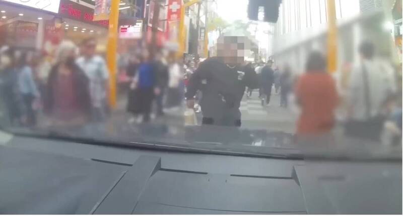 不滿警車開進西門町徒步區執勤 男當眾踹警車被逮