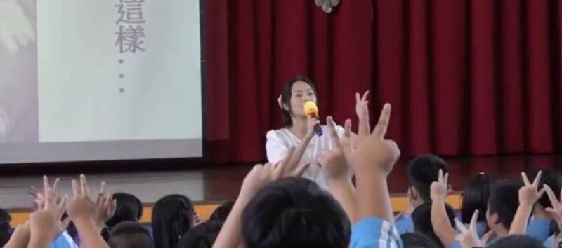 「三指歌手」蔡佩芙曾受異樣眼光 永不放棄找到人生舞台