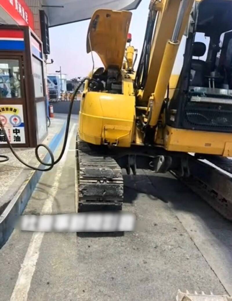 誇張畫面曝!怪手司機違規上路還自錄影片 網酸爆「超天兵」