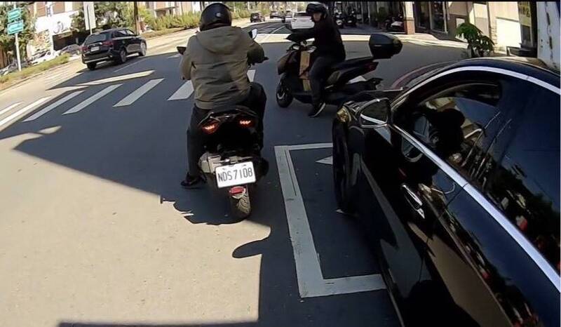 台中機車族兩段式左轉 驚見待轉區停「天兵」賓士…網開酸