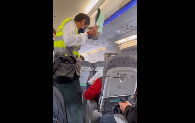 鬧事老翁擅自換位還辱罵空服員 立榮金門飛松山航班拒載