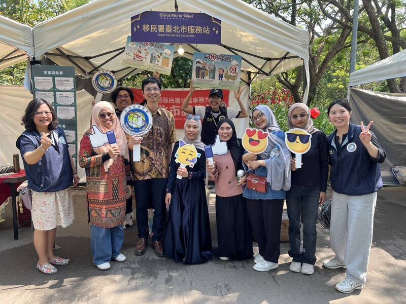 迎接伊斯蘭教「開齋節」 移民署設公益攤位贈送「綠包」