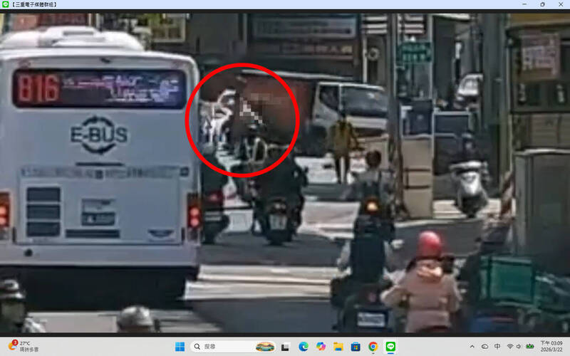 他騎車4貼載妻小上路 對向貨車左轉疑未注意釀車禍