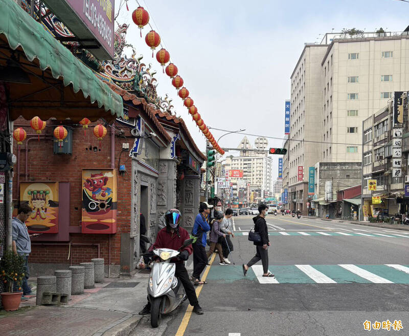 桃園中壢延平路上的中壢仁海宮及對向還有中壢天晟醫院屬於人潮、車流聚集之處。(記者李容萍攝) 桃園中壢延平路上的中壢仁海宮及對向還有中壢天晟醫院屬於人潮、車流聚集之處。(記者李容萍攝)