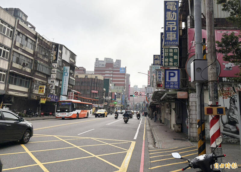 桃園中壢延平路透過調整車道與無障礙設施拓寬人行道,預計8月底完工。(記者李容萍攝) 桃園中壢延平路透過調整車道與無障礙設施拓寬人行道,預計8月底完工。(記者李容萍攝)