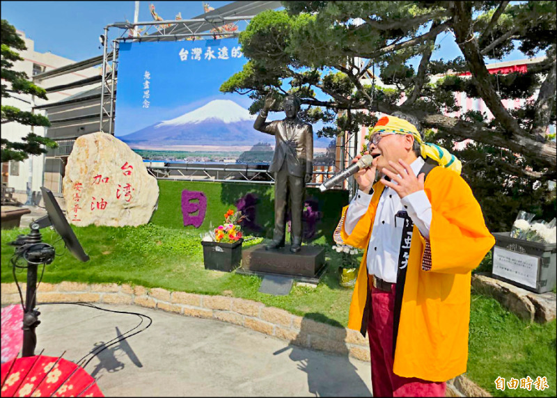 世紀歌友會 安倍銅像前獻唱