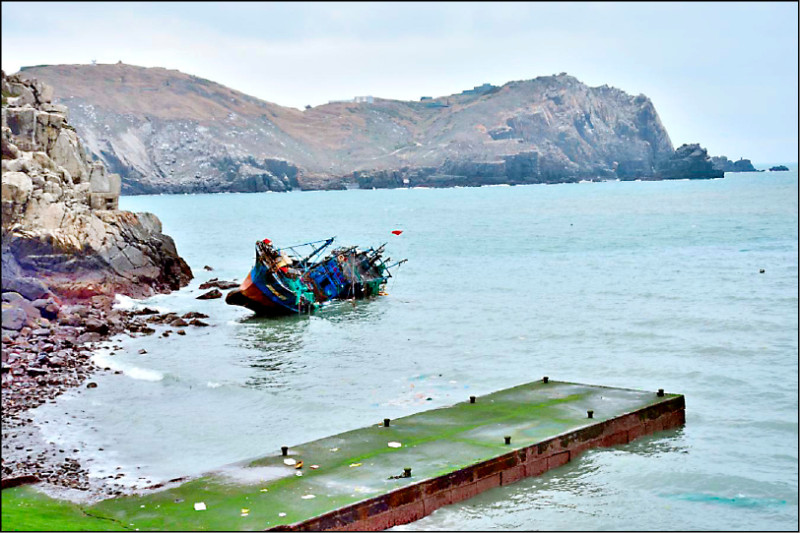 中國鐵殼船擱淺東引 憂污染