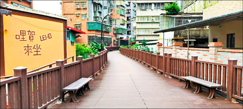 (新北)樹林十二股圳木棧道 護欄全更新