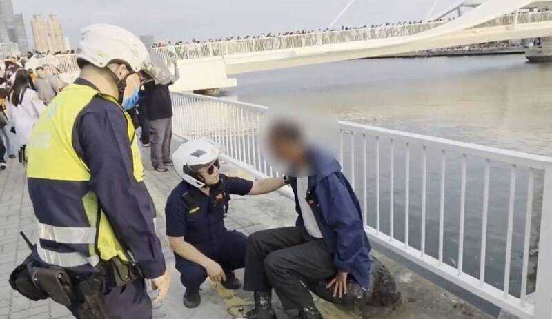 高雄大港開唱三度發生酒醉事件 1大叔大港橋旁醉倒
