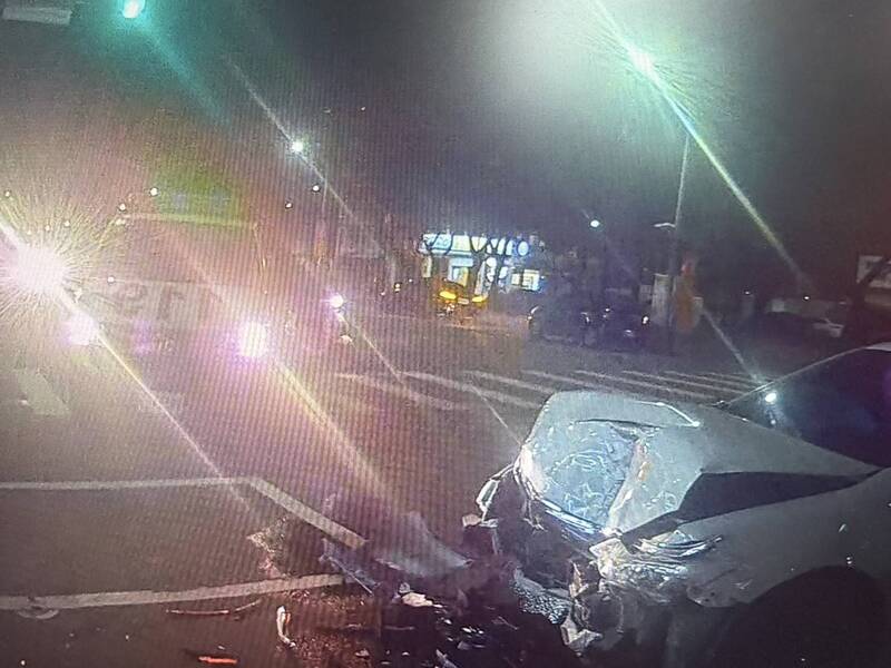 嘉義市休旅車與轎車路口碰撞車頭撞爛 3人受傷送醫