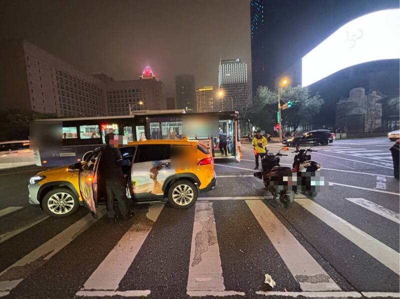 北市首都客運公車路口對撞小黃 2機車待轉衰遭波及