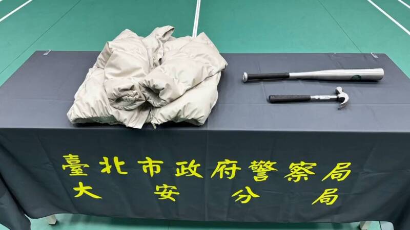 警方查扣作案球棒及榔头等证物。（记者陆运锋翻摄）