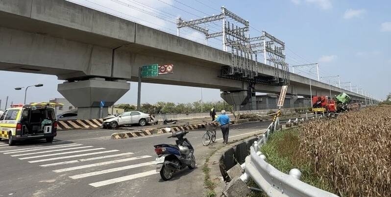 台37线高铁桥下方，砂石车与轿车发生撞击。（民众提供）