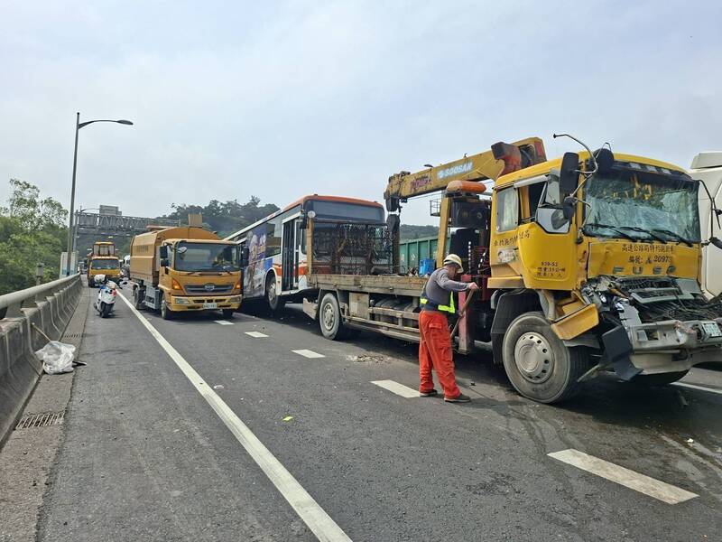 拖吊车来不及闪避，造成连环车祸。（记者徐圣伦翻摄）