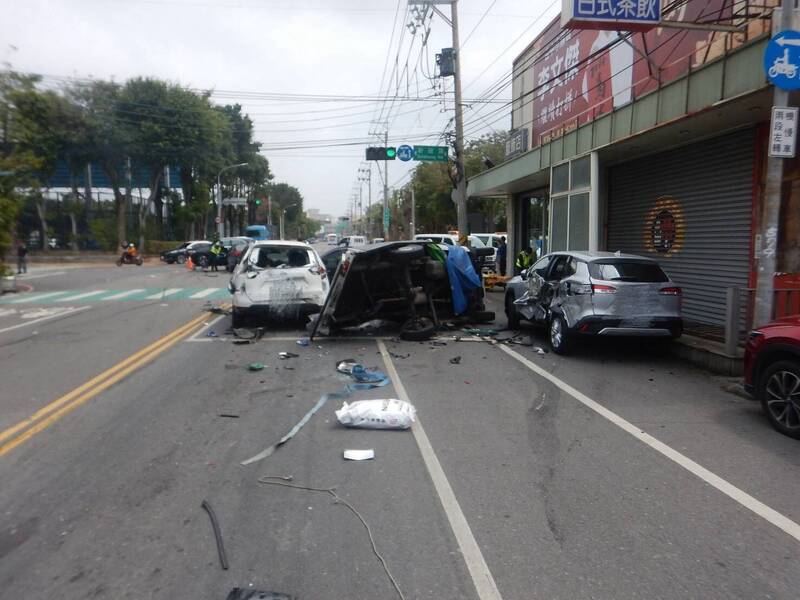 男子駕車未注意車前狀況 波及3車3人送醫