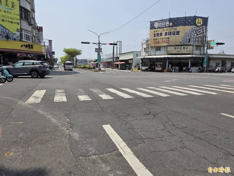嘉市新民路道路「補丁」修復 民批行車如海波浪