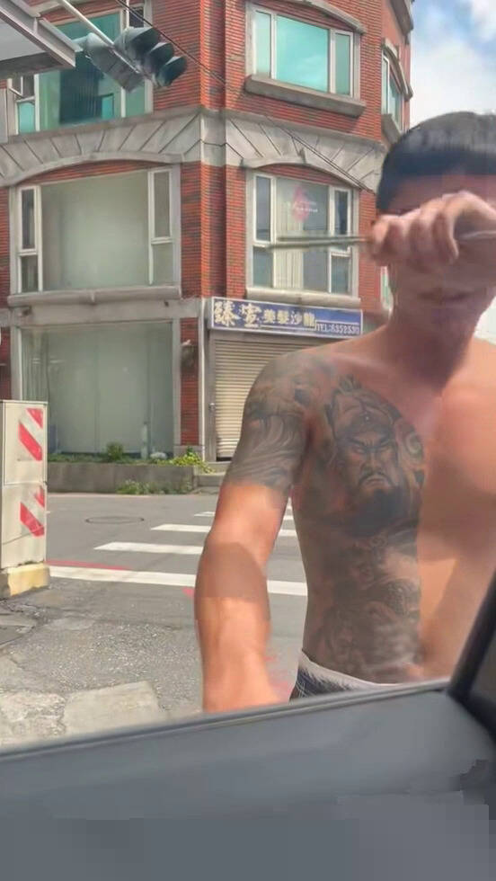 花蓮赤膊刺青男強拉車門 女駕駛僵持嚇壞「好在沒帶小孩」