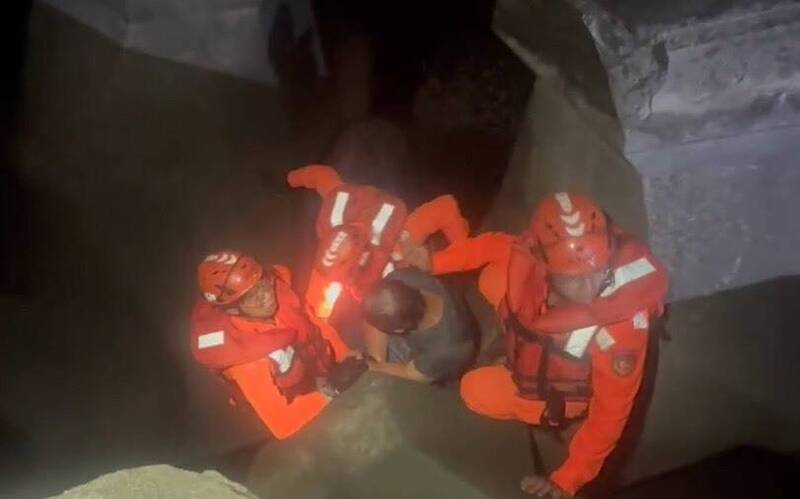 凌晨情緒低落外出散心 高雄男失足落海卡消波塊獲救