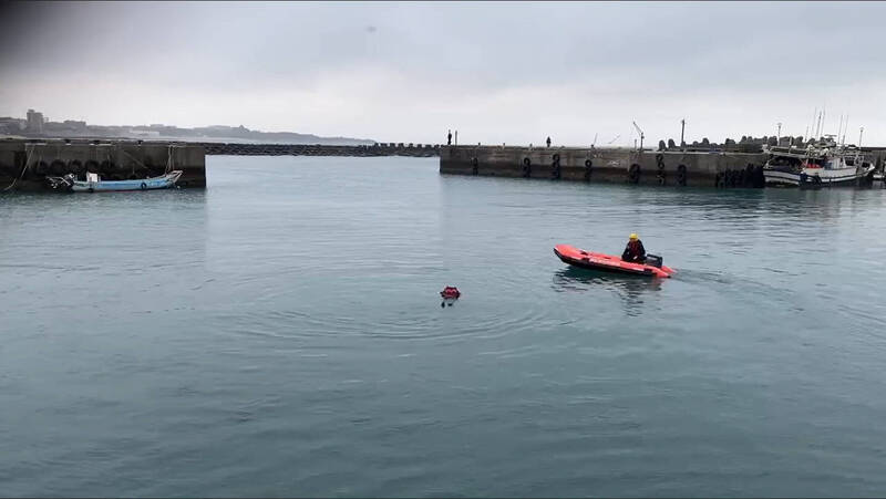 三芝後壁厝漁港驚傳汽車墜海 男性駕駛命危
