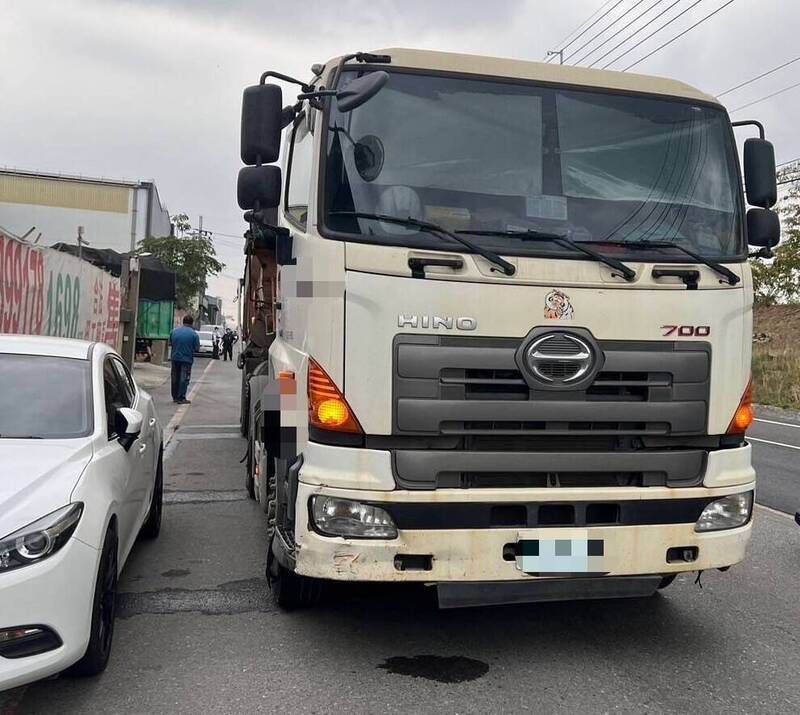 高雄機車突逆向與砂石車相撞 騎士捲入車底當場死亡