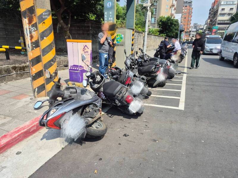 一不小心賠慘!北投復康巴士連環撞 路旁15機車、3轎車遭殃