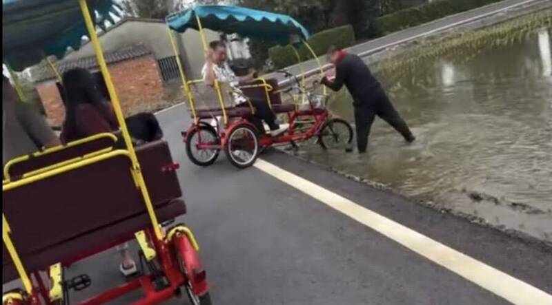 好玩?綠隧女遊客踹踢協力車進稻田 新屋農民、租車業者要索賠