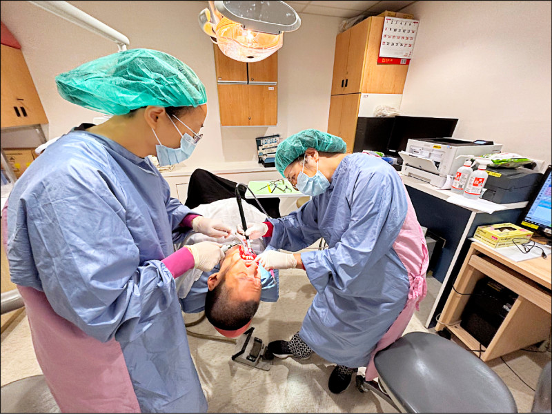 特殊牙科需求衝21.6萬人次 居家牙醫僅165人撐場/健保誘因不足、分流失靈 牙醫無意願服務