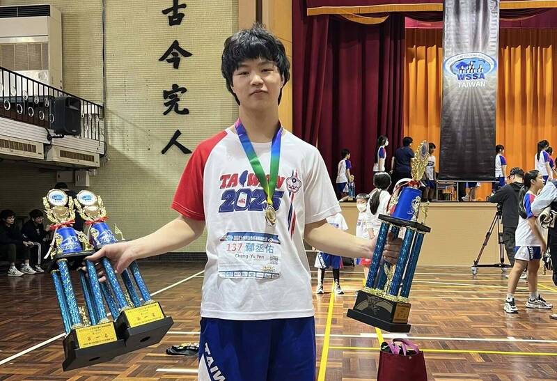 鄢丞佑1.417秒破世界紀錄 寫下疊杯新歷史