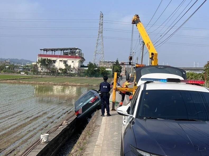 苗栗休旅車滑落圳溝險翻田！父載3子女驚魂警急救援