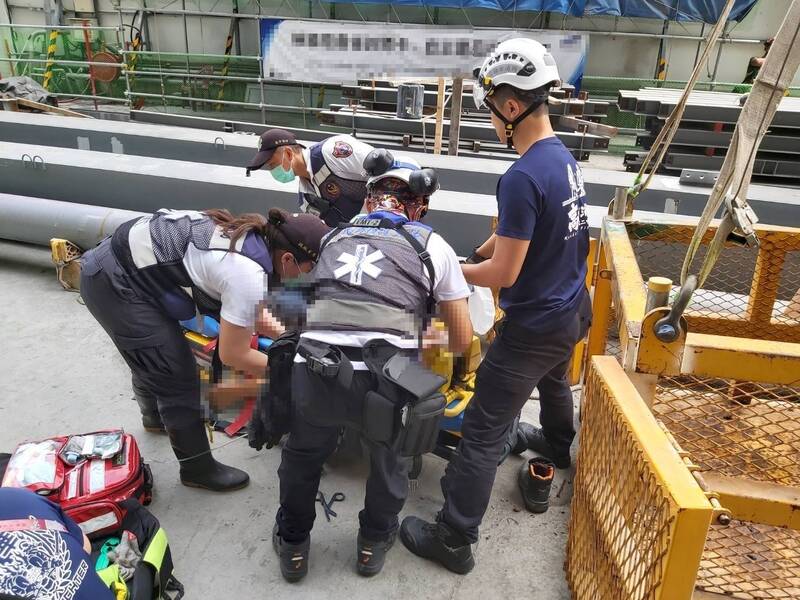 高雄富邦漢神工地鋼架倒塌壓死1移工砸2車 勞工局令停工重罰30萬元