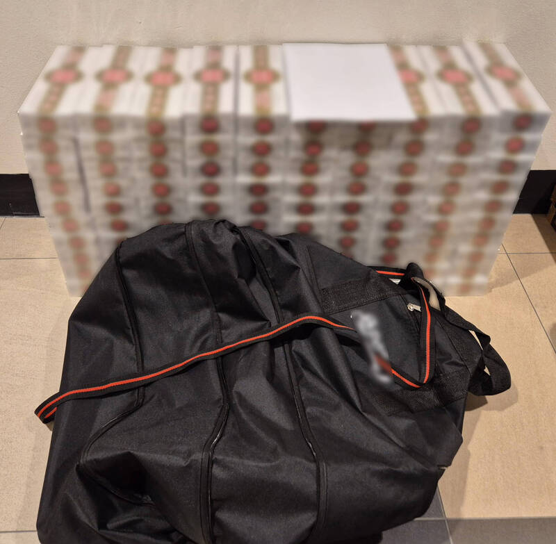 中國男走私逾2100包菸 星國移民局令申報堅稱「我帶10包」