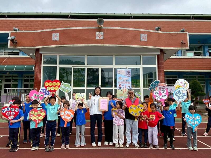 苗栗苑裡發放兒童節小紅包 2848名學子領取教育助學金
