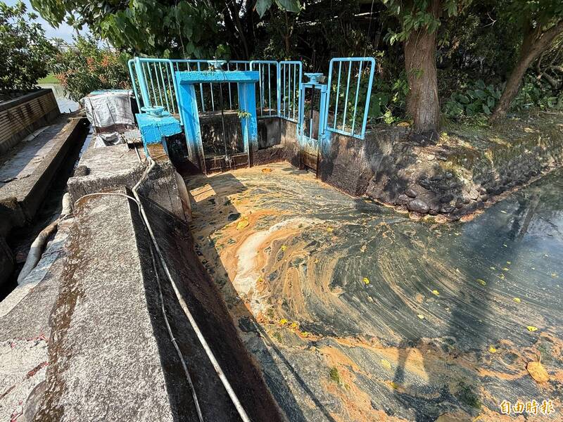 宜蘭礁溪農排卡陳年油垢發臭 居民憂灌溉用水遭污染