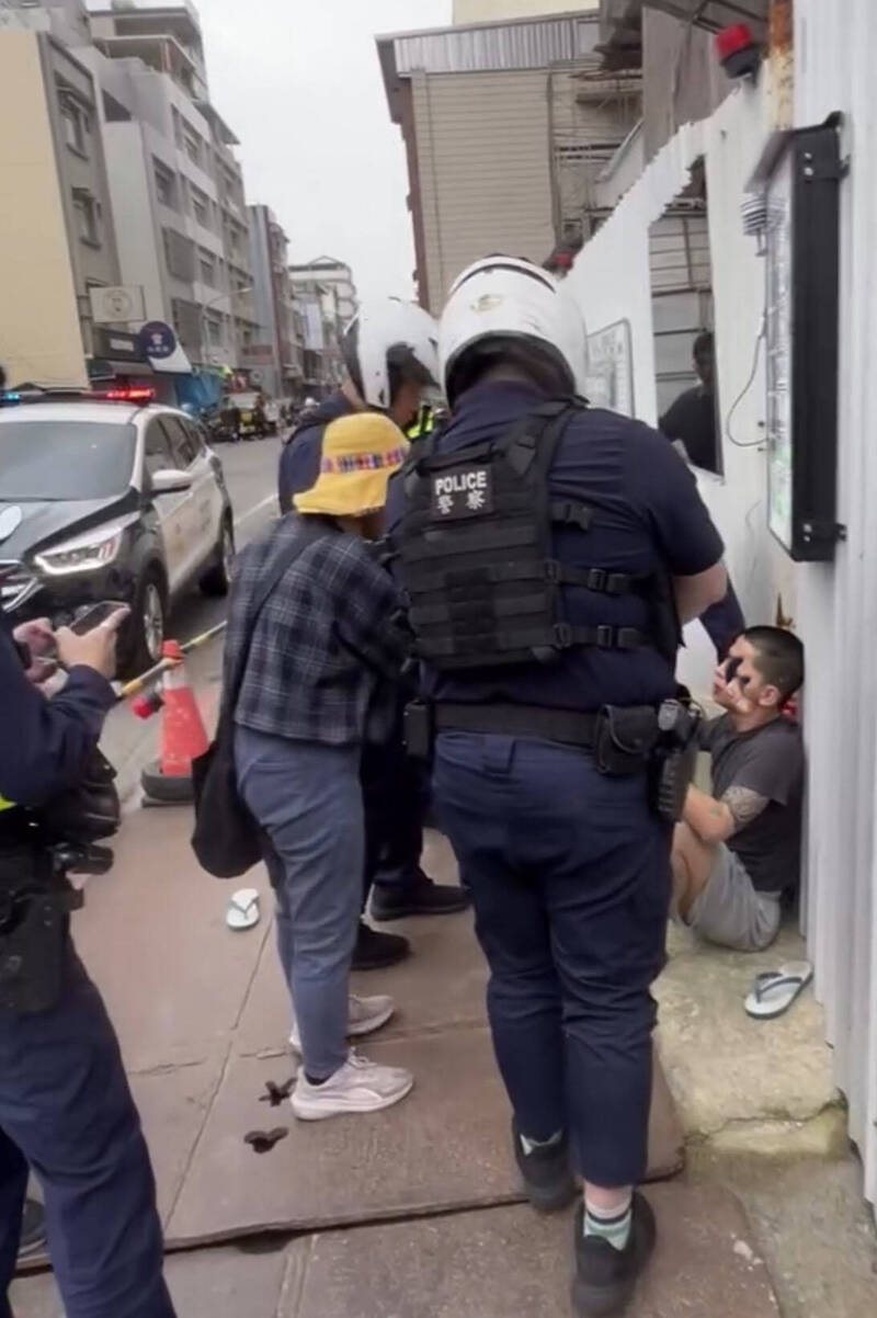 房客積欠房租又偷電 遭房東母子與民眾攔下報警送辦