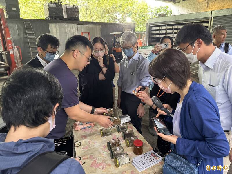日本學者組團參訪新北循環經濟 黑水虻轉化廚餘小兵立大功