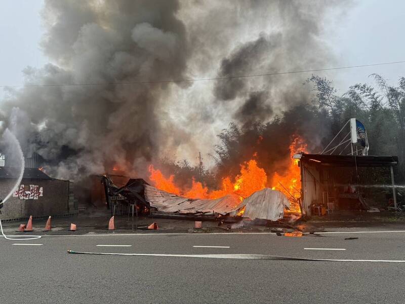 大溪員樹林一處燒烤店火災，意外將酒後在店內休息的常客燒死。（圖由警方提供）