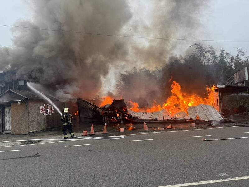 大溪員樹林一處燒烤店火災，意外將酒後在店內休息的常客燒死。（圖由警方提供）