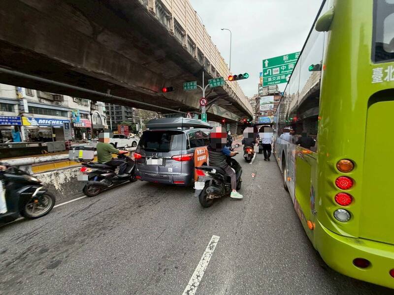 忠孝橋三重端傳公車連環車禍  機車雙載2女受傷送醫