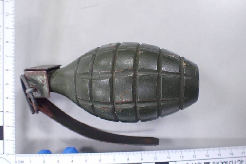 虛驚！新店街頭深夜驚見「手榴彈」 警封鎖現場勘驗是模型