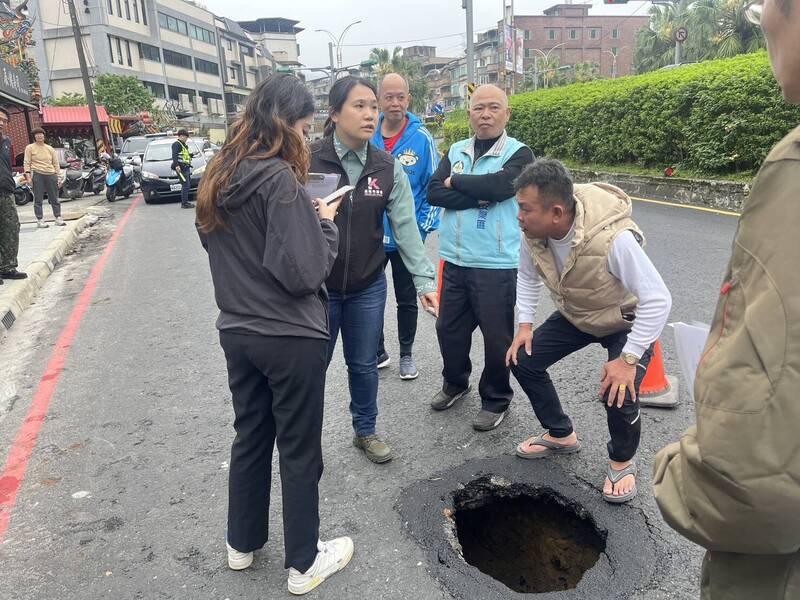 基隆驚現「天坑」 基金三路緊急封閉車道