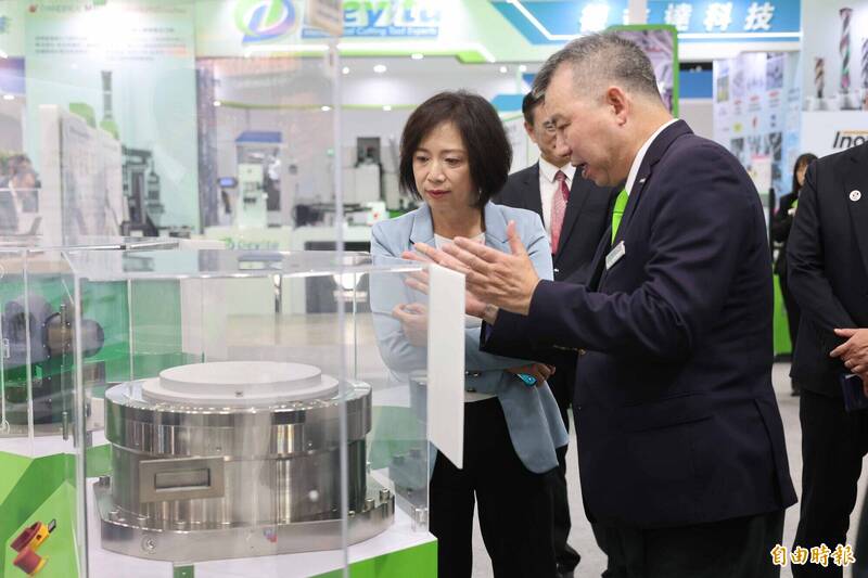 中東戰火燒到台灣?何欣純參觀工具機展 憂原料供應拉警報