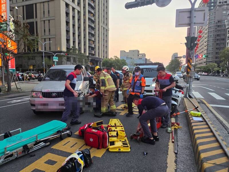 「我的腳!」斑馬線轉彎未禮讓 台南小貨車撞倒婦人壓車底