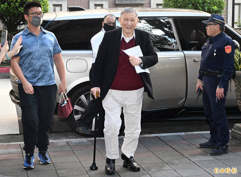 拐杖、輪椅都不用！ 沈慶京攜女子輕盈共舞 畫面曝光